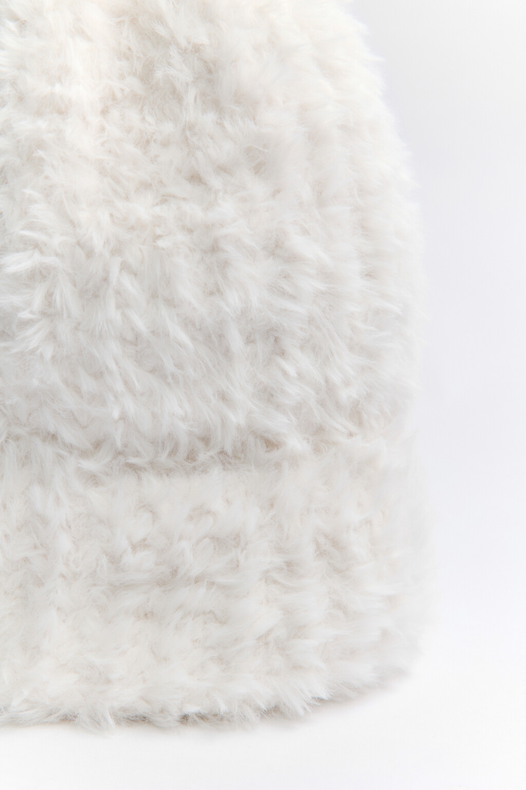 Шапка-бини вязаная из пушистой пряжи - цвет молочный - 2