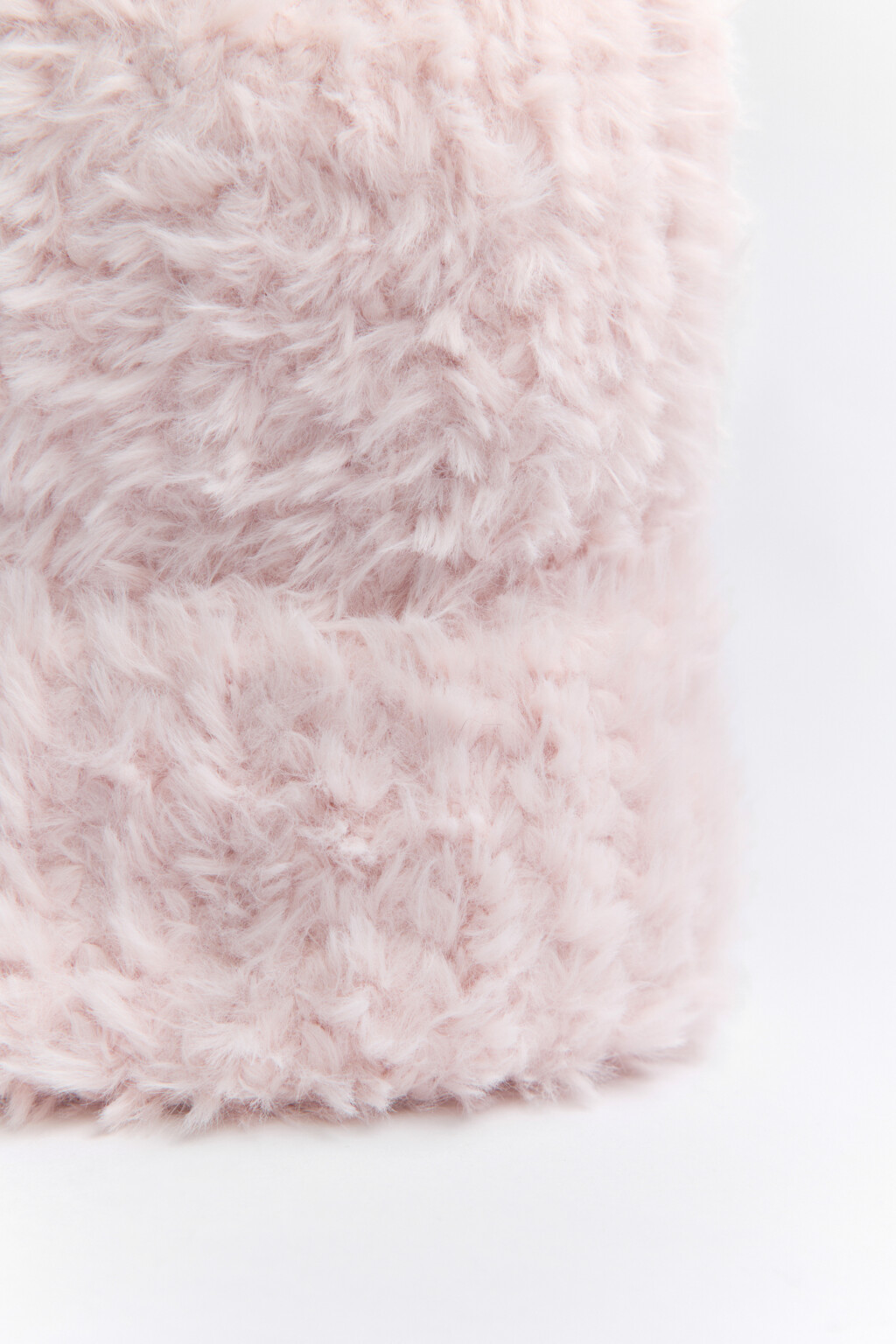Шапка-бини вязаная из пушистой пряжи - цвет розовый - 2