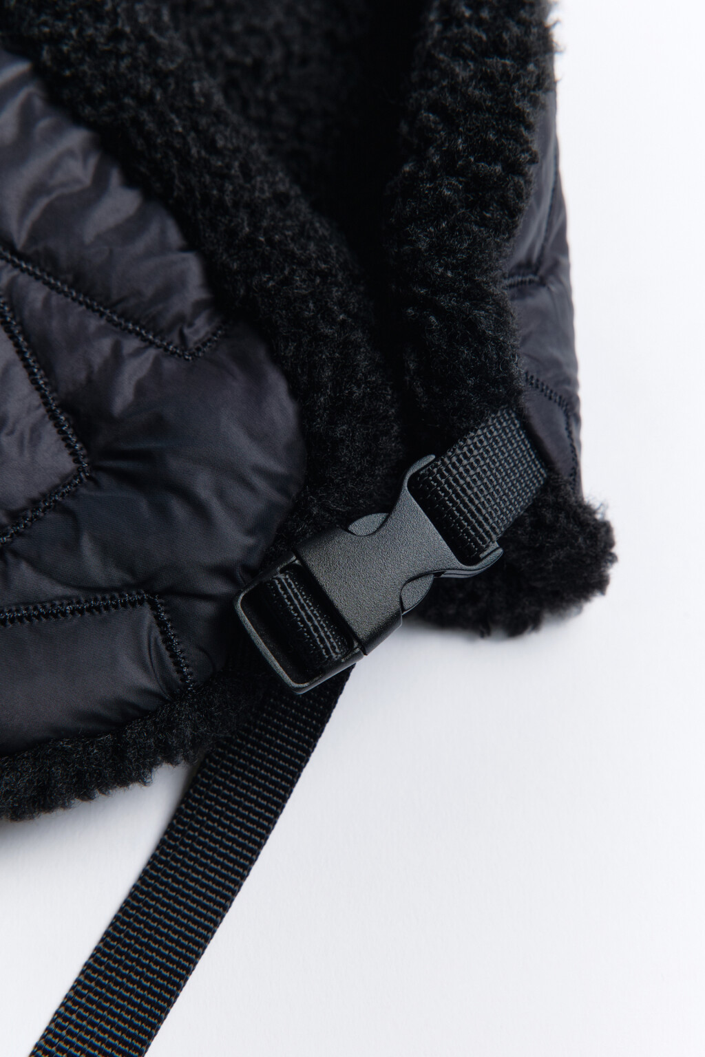 Шапка-ушанка утепленная с пряжкой - цвет черный - 3