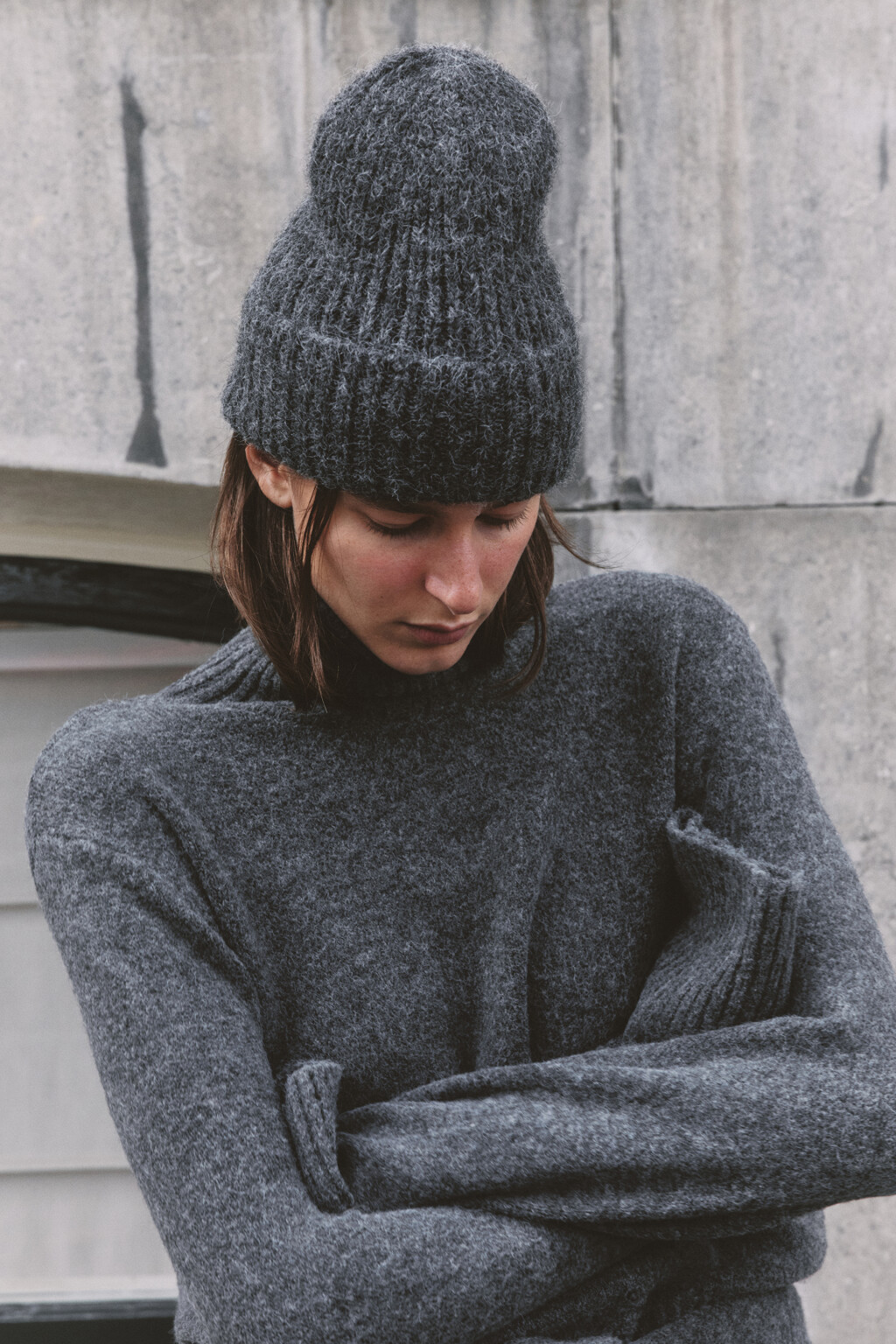 Шапка-бини вязаная в рубчик с шерстью - цвет серый - 4