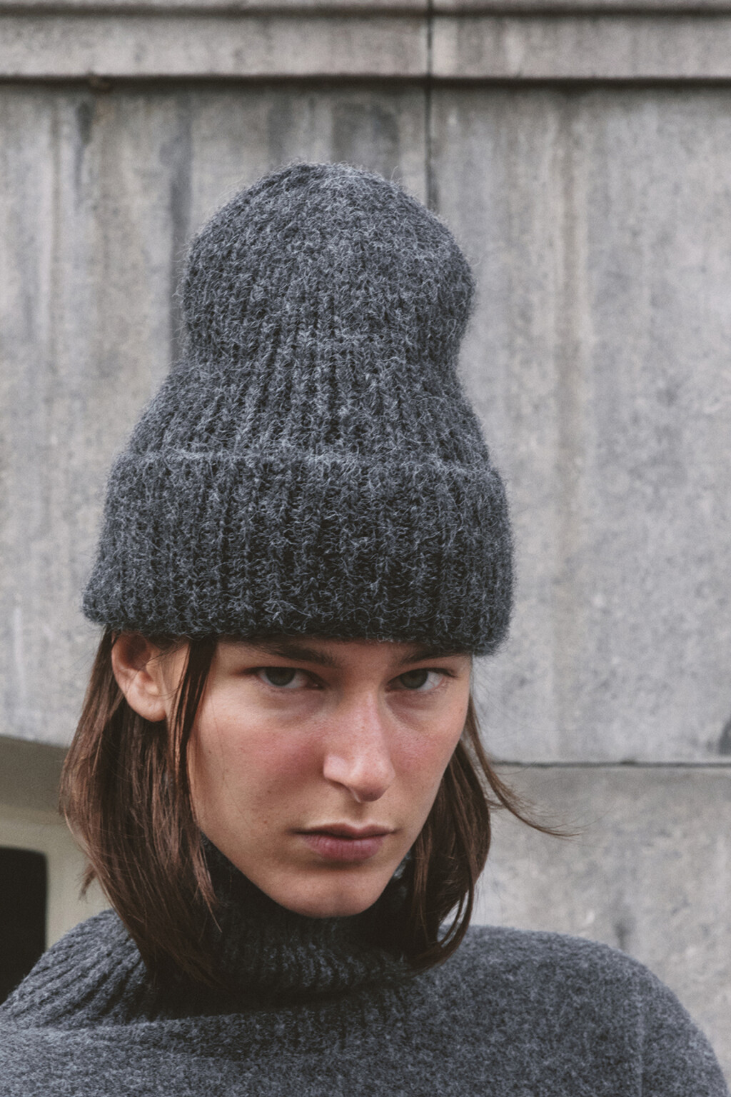 Шапка-бини вязаная в рубчик с шерстью - цвет серый - 5