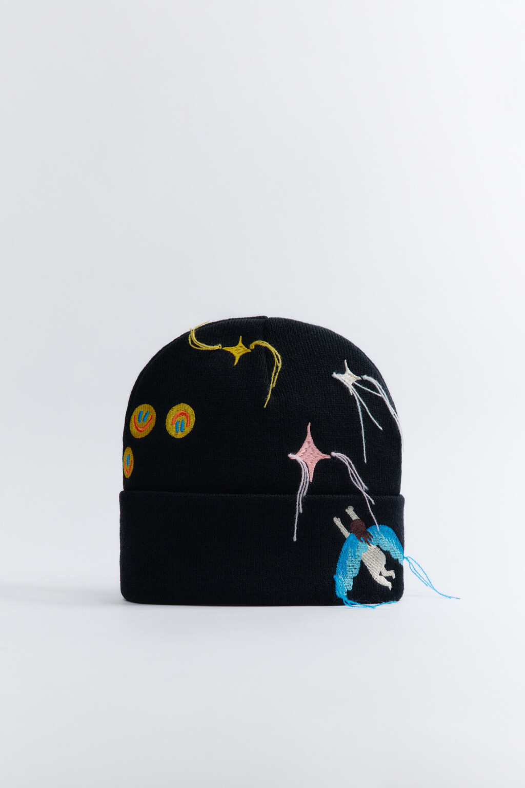 Шапка-бини вязаная с вышивкой - цвет черный - 4