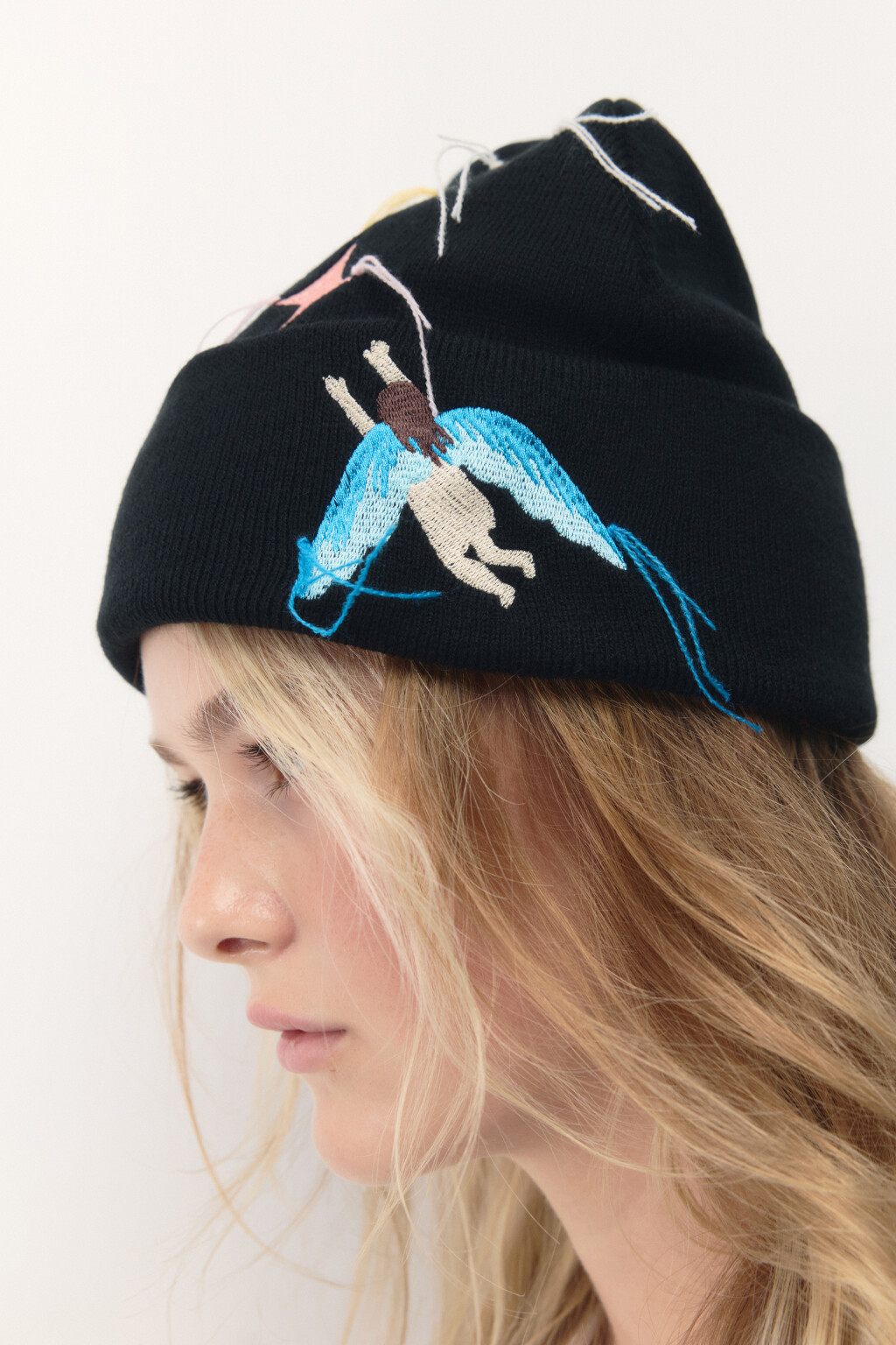 Шапка-бини вязаная с вышивкой - цвет черный - 1