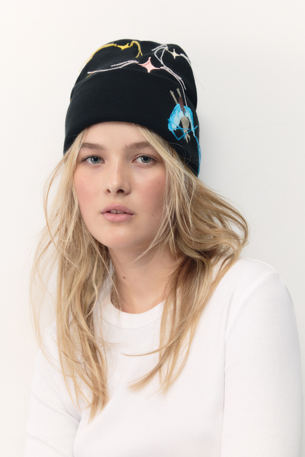Шапка-бини вязаная с вышивкой - цвет черный - 2