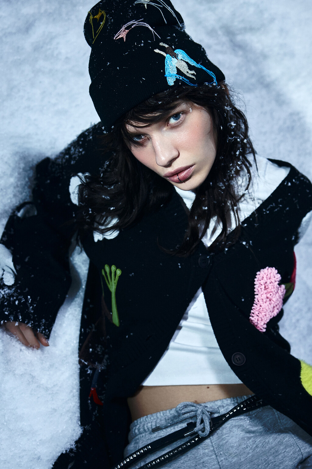 Шапка-бини вязаная с вышивкой - цвет черный - 3