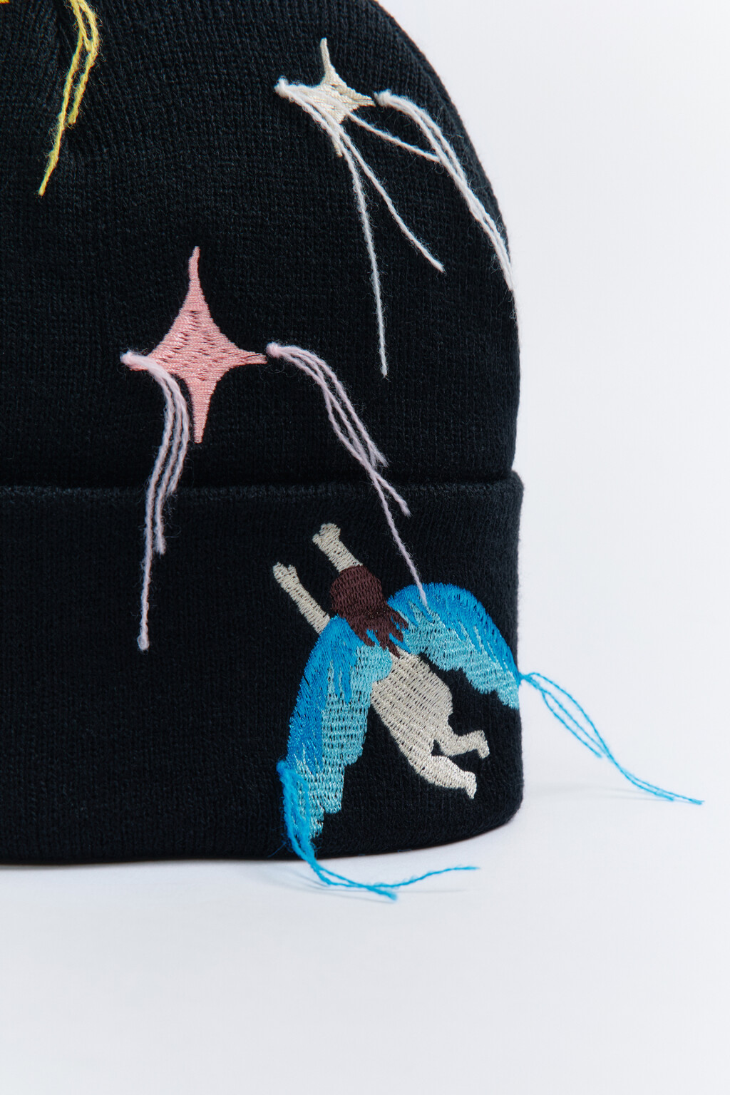 Шапка-бини вязаная с вышивкой - цвет черный - 5