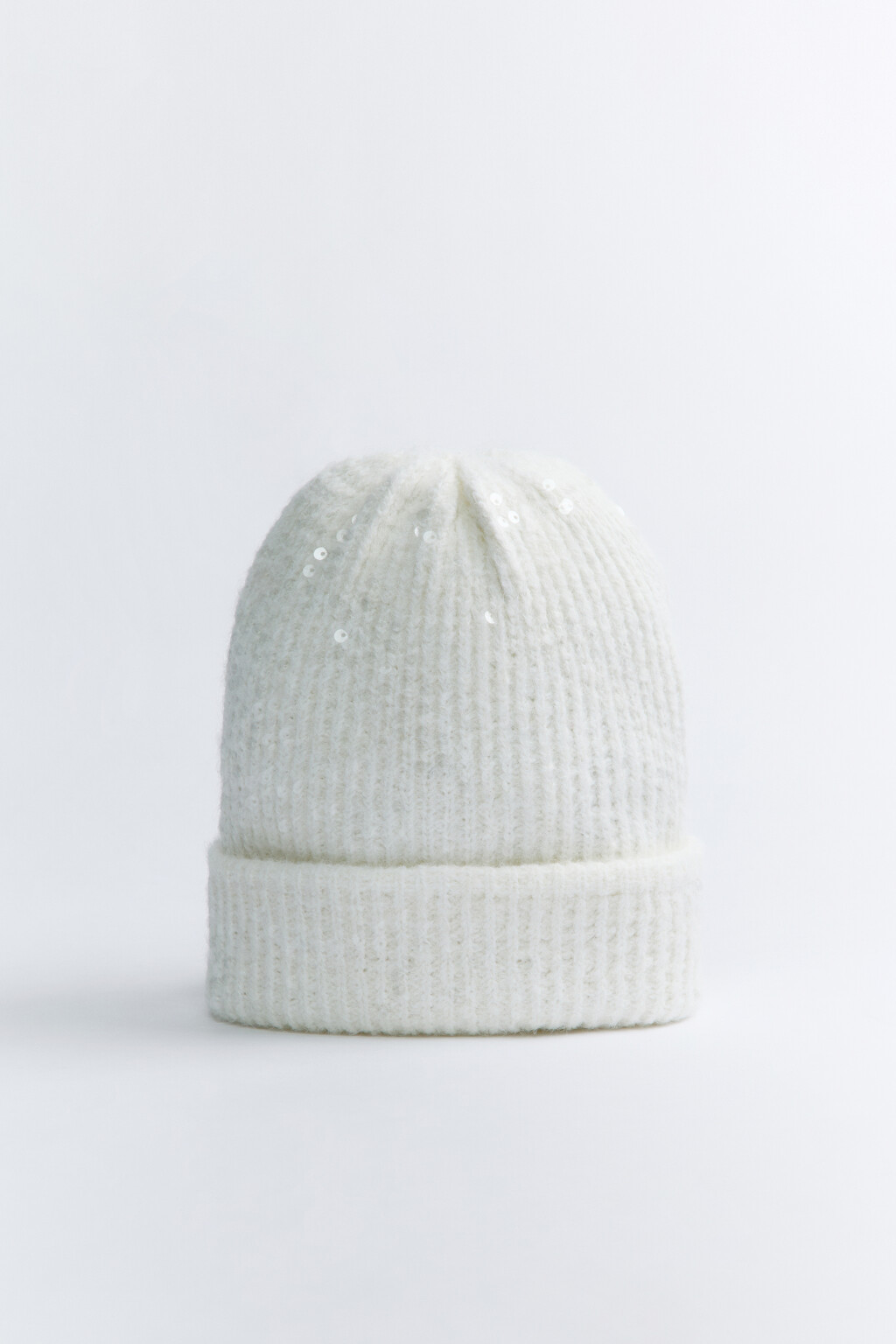 Шапка-бини вязаная в рубчик с пайетками - цвет молочный - 4