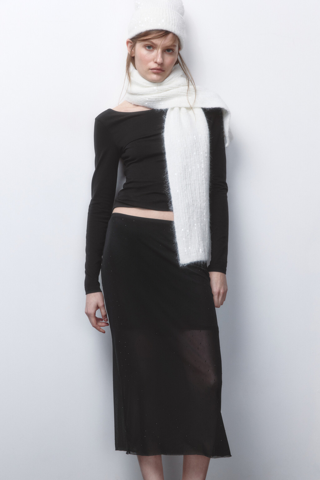 Шапка-бини вязаная в рубчик с пайетками - цвет молочный - 1