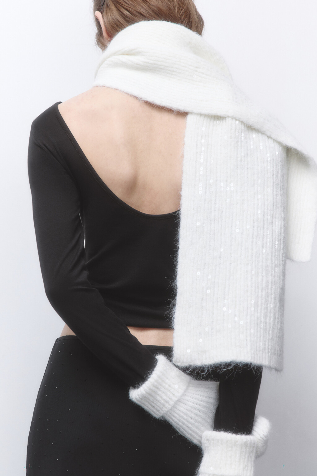 Шапка-бини вязаная в рубчик с пайетками - цвет молочный - 2