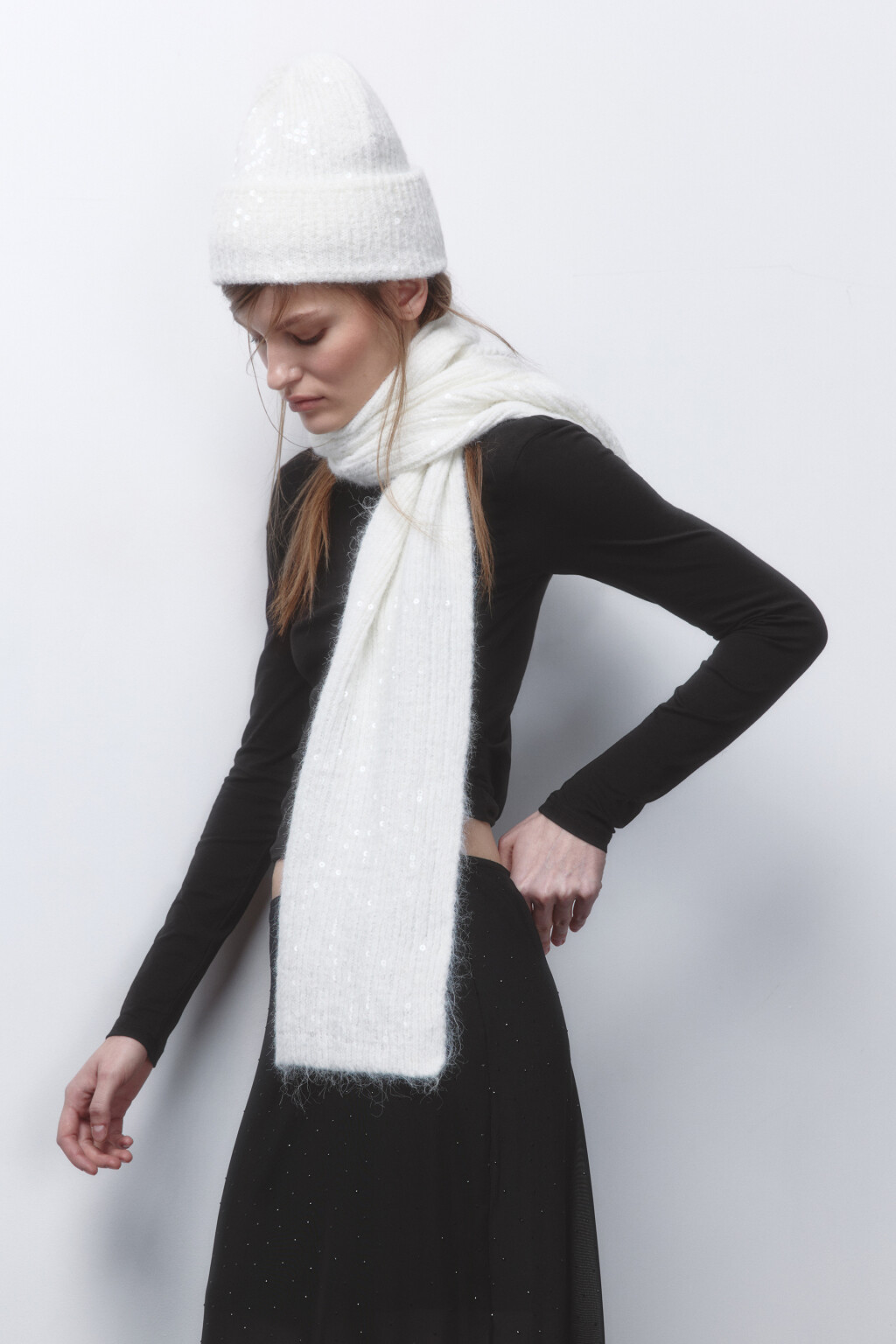 Шапка-бини вязаная в рубчик с пайетками - цвет молочный - 3