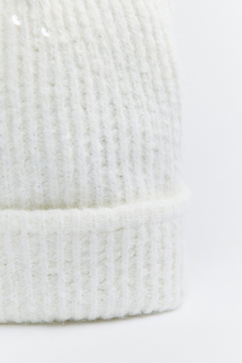 Шапка-бини вязаная в рубчик с пайетками - цвет молочный - 5