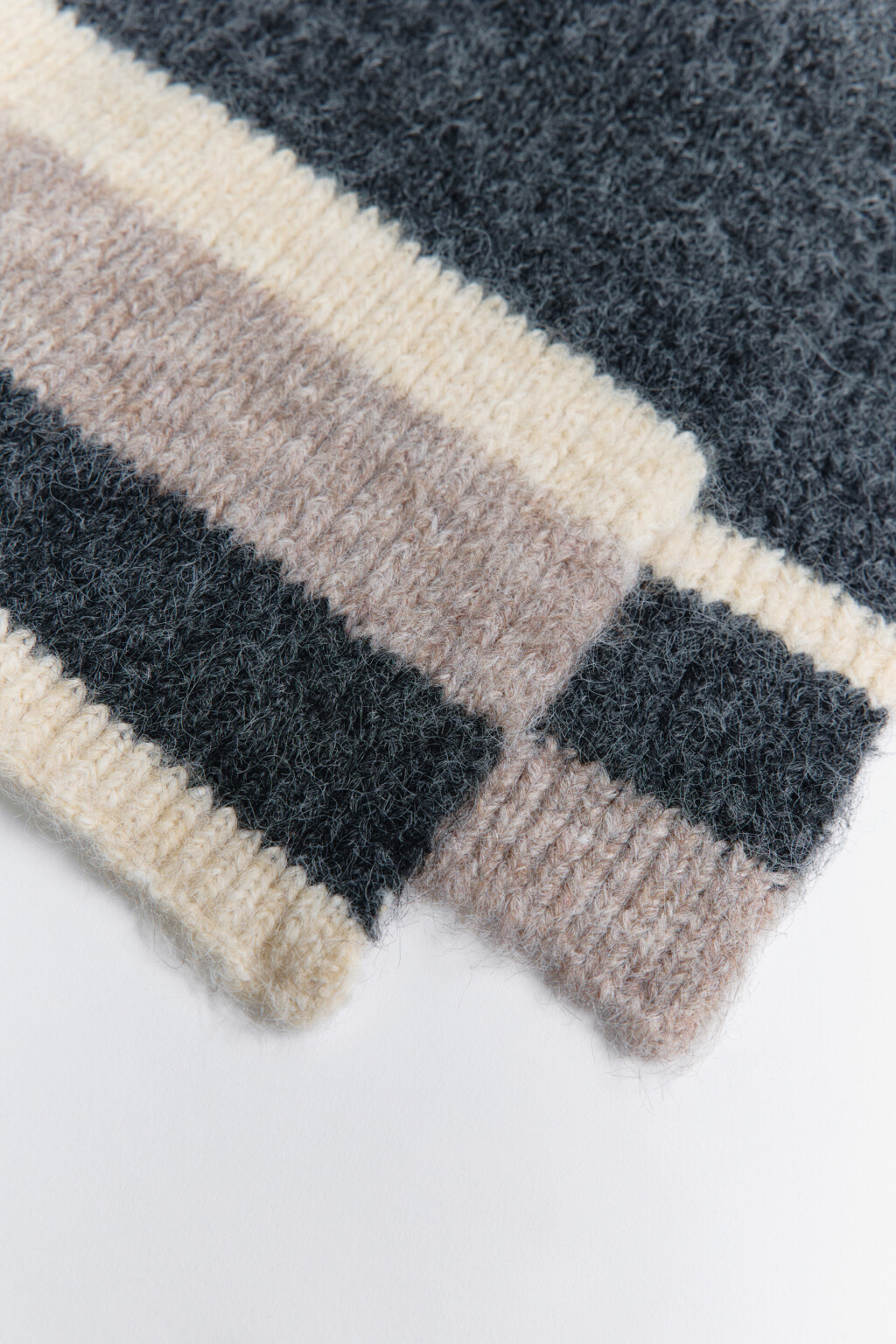 Шарф вязаный полосатый с шерстью - цвет серый - 2