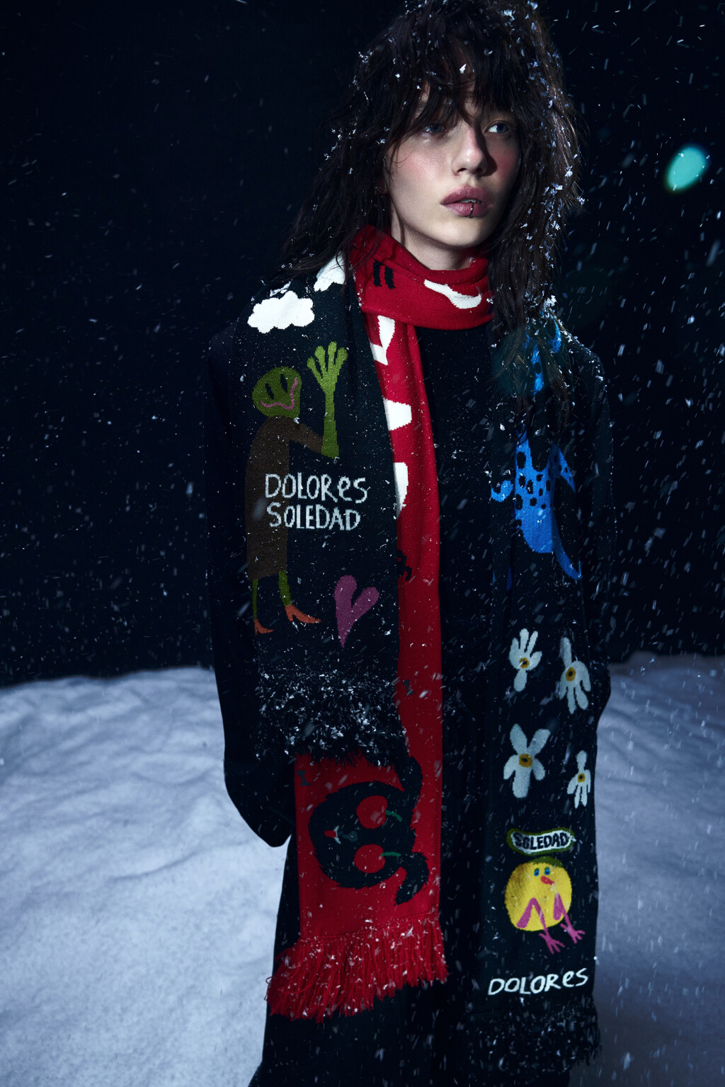 Шарф с бахромой и принтом с надписями - цвет черный - 5