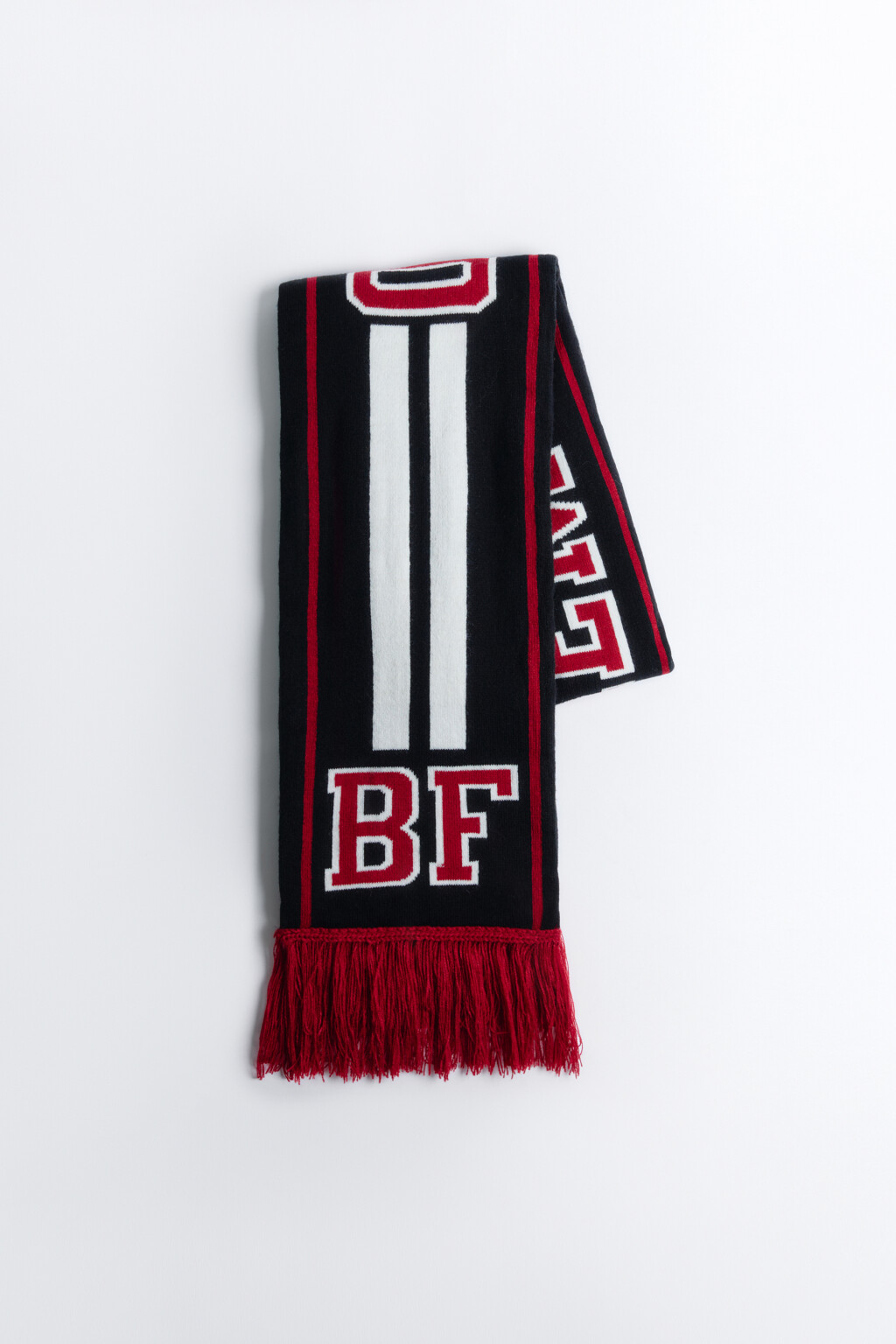 Шарф вязаный с бахромой и надписью - цвет черный - 1