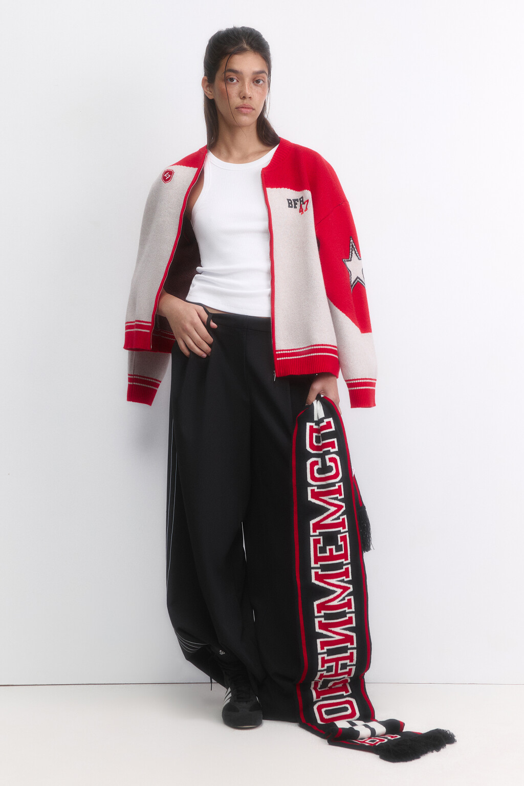 Шарф вязаный с бахромой и надписью - цвет черный - 3