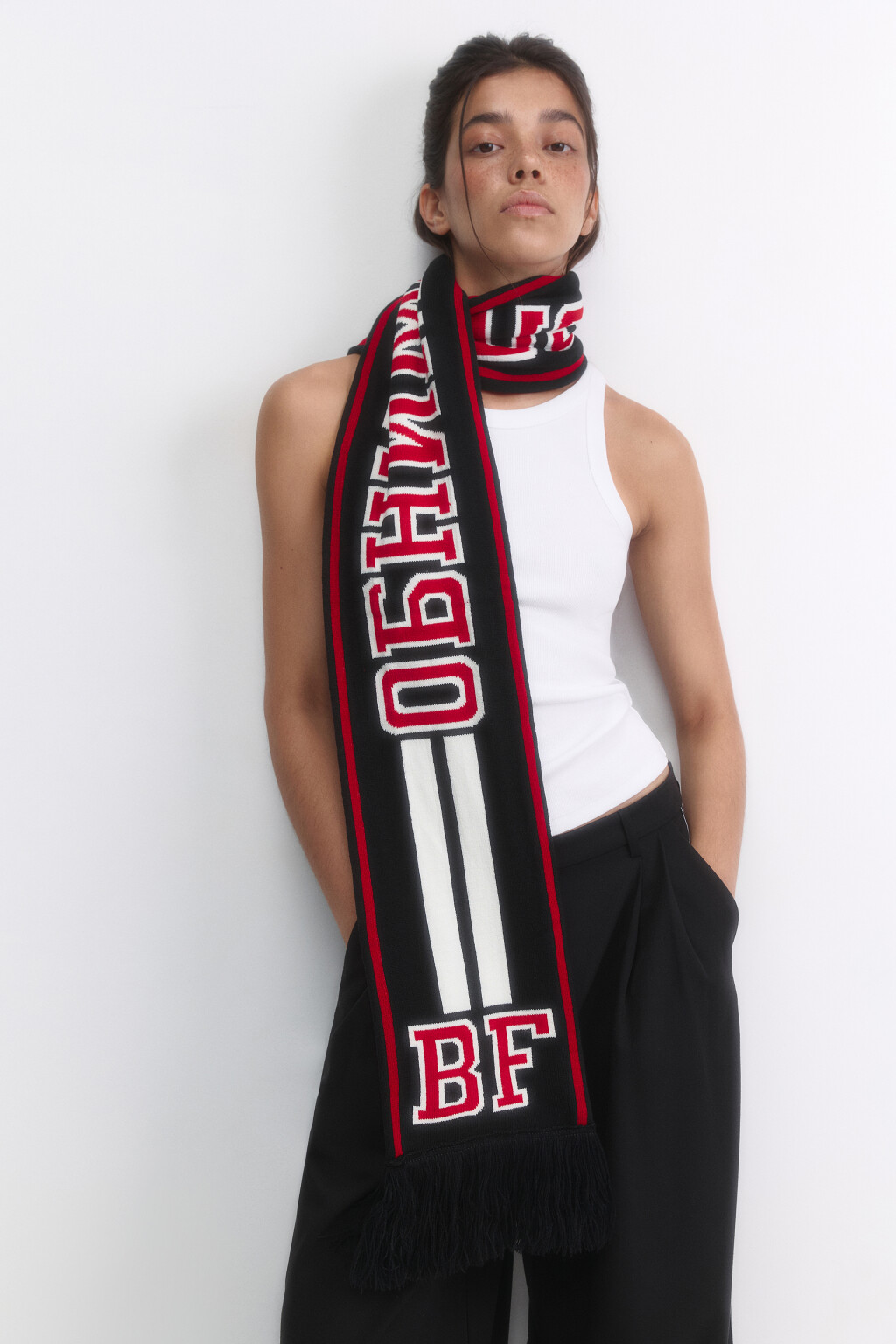Шарф вязаный с бахромой и надписью - цвет черный - 5