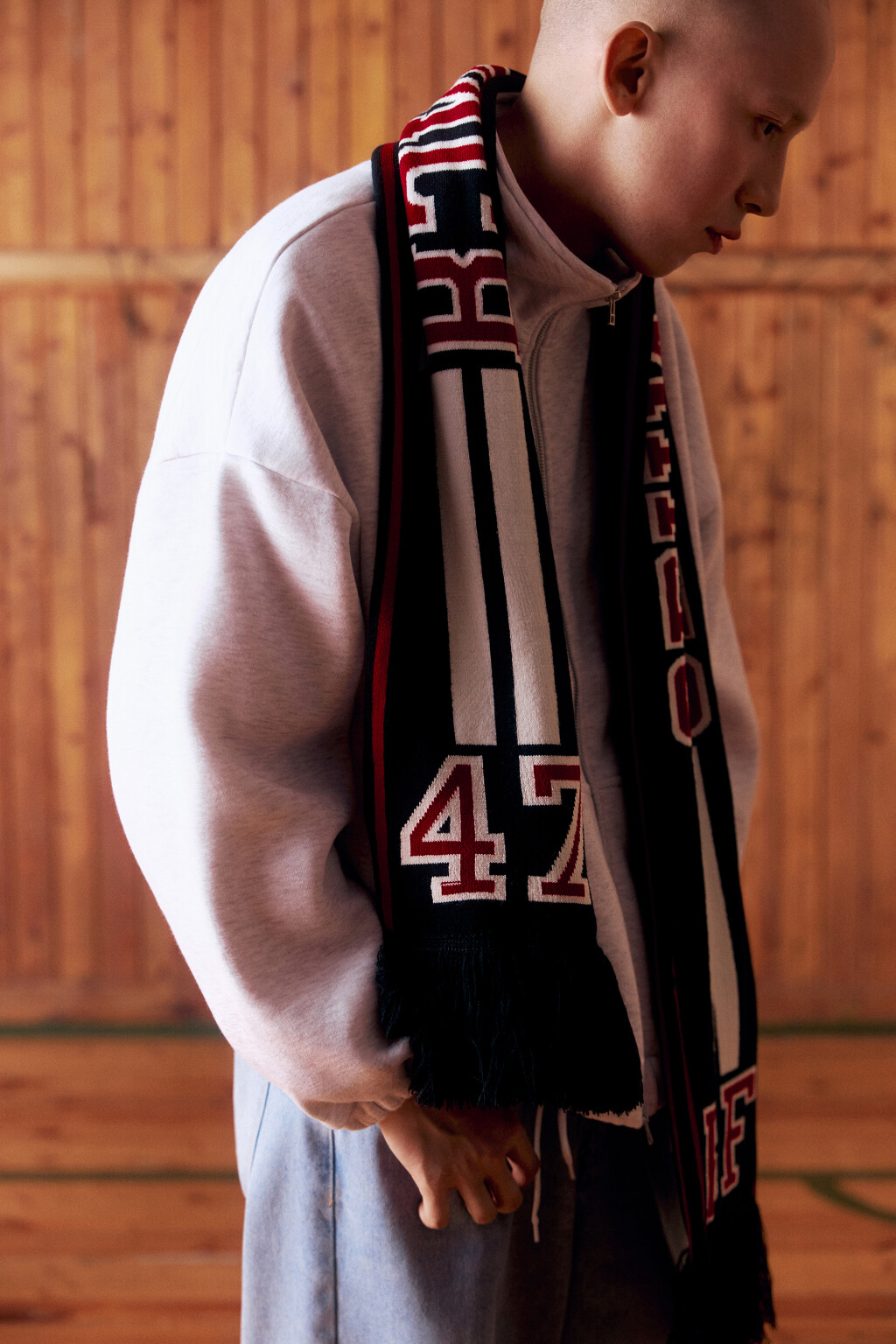 Шарф вязаный с бахромой и надписью - цвет черный - 4