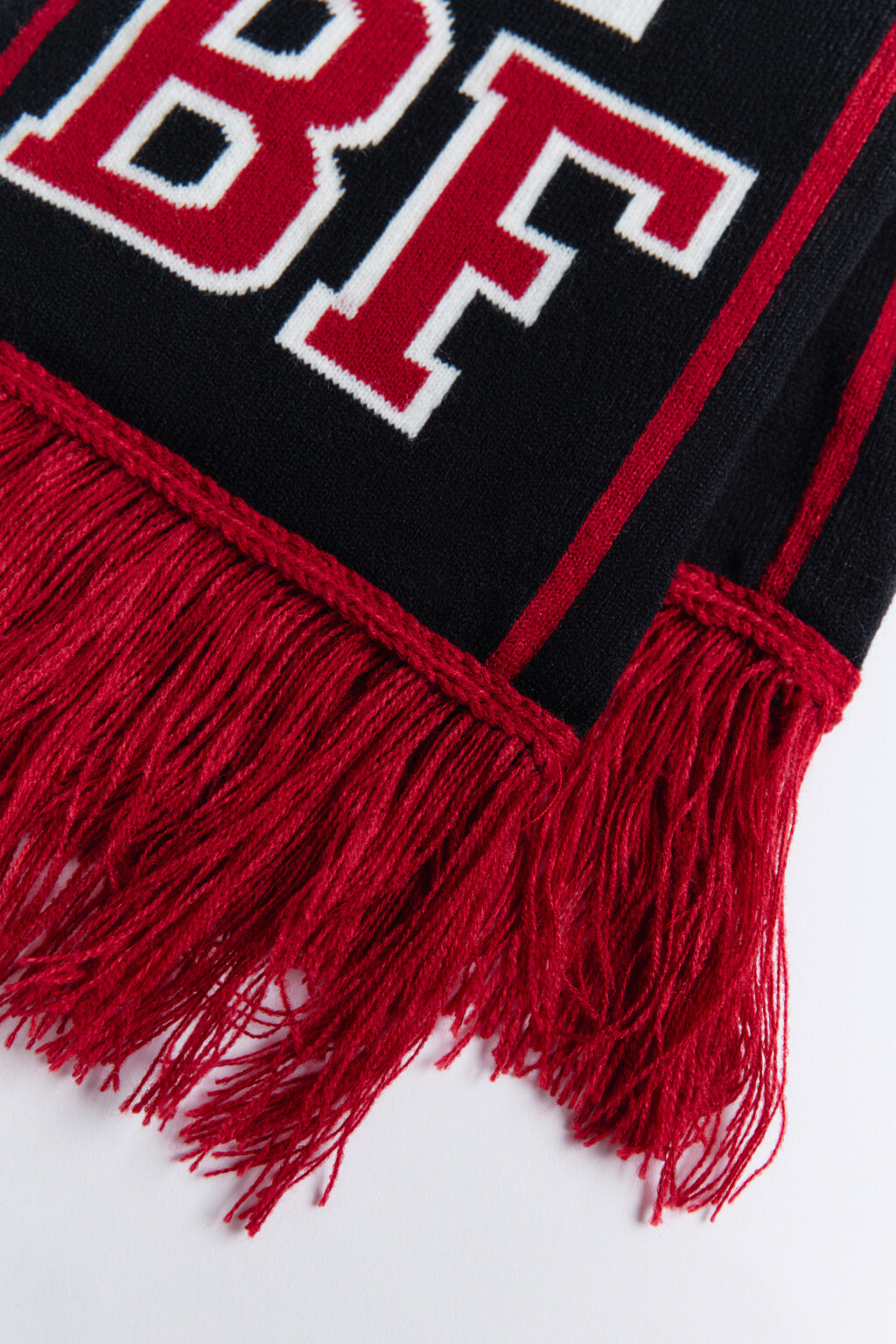Шарф вязаный с бахромой и надписью - цвет черный - 2