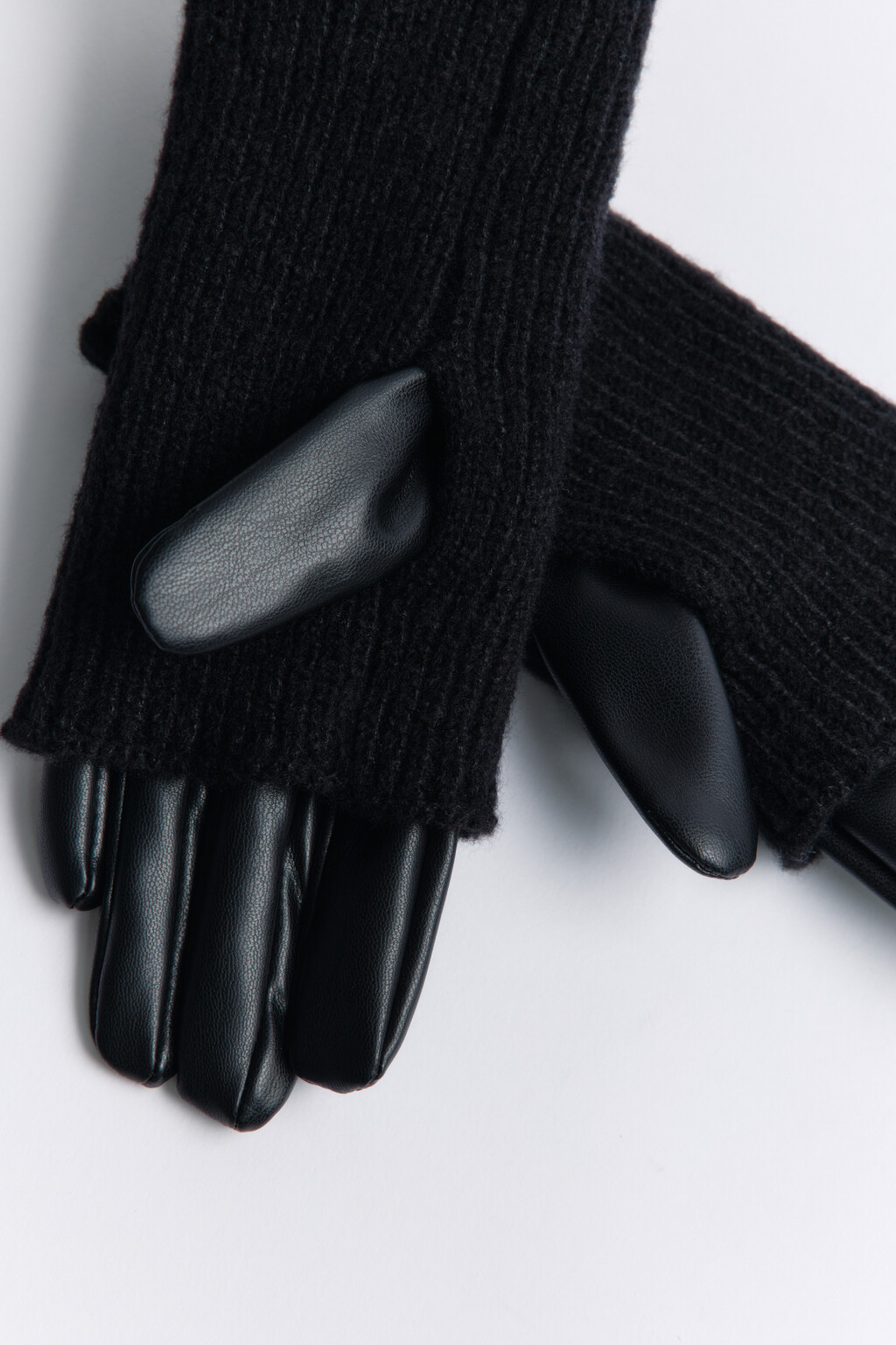 Перчатки из искусственной кожи с вязаными митенками - цвет черный - 2