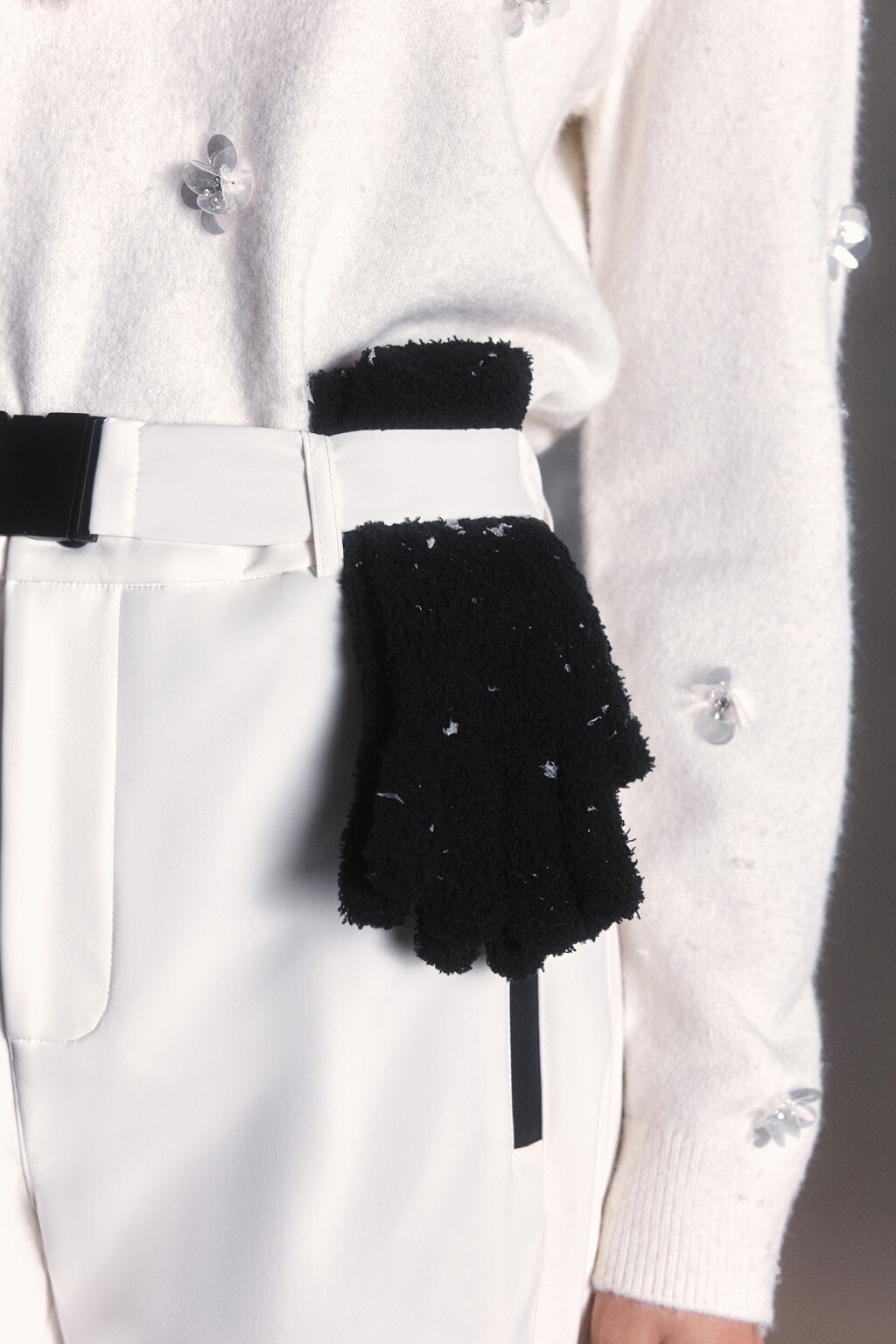 Перчатки вязаные пушистые - цвет черный - 3