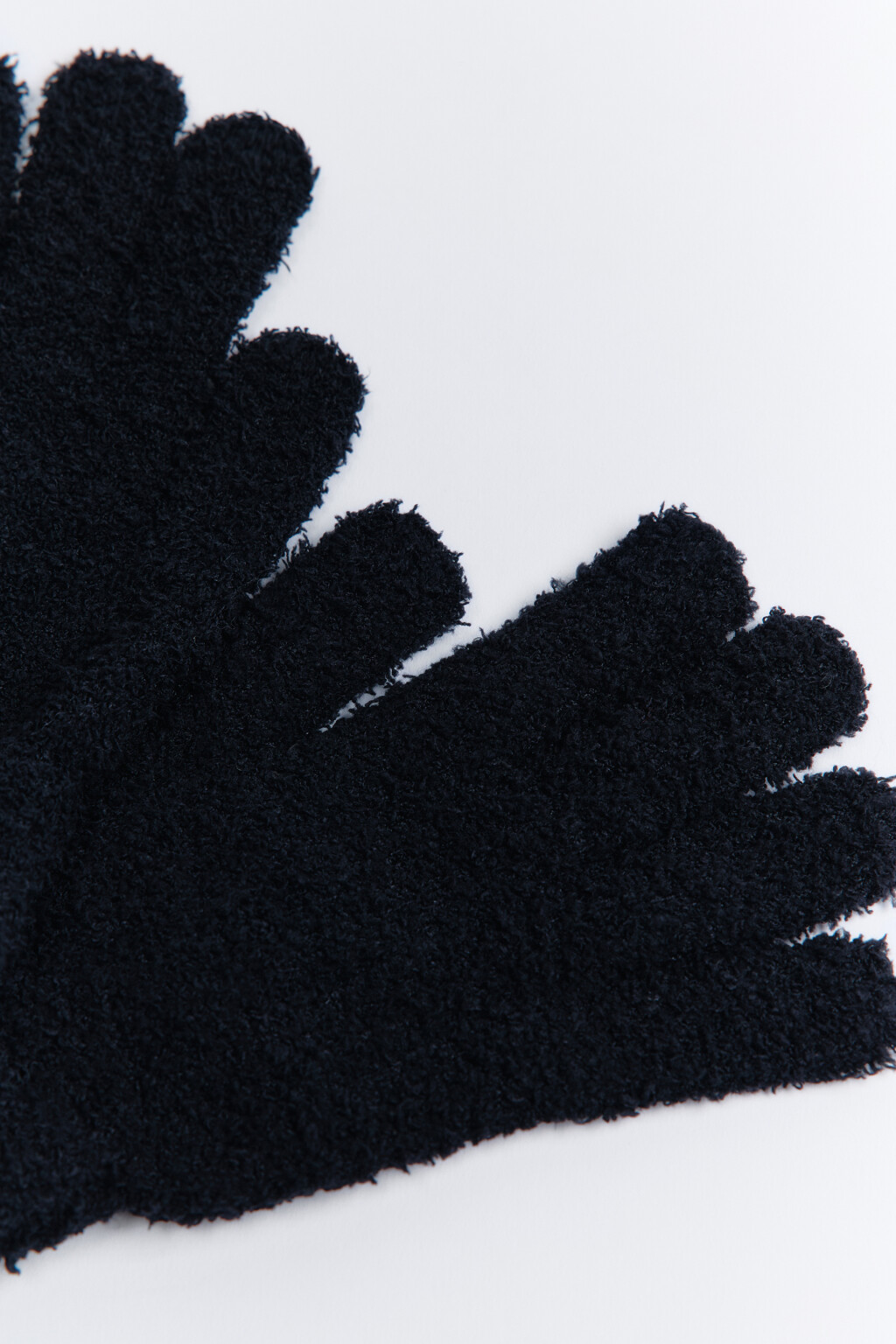 Перчатки вязаные пушистые - цвет черный - 2