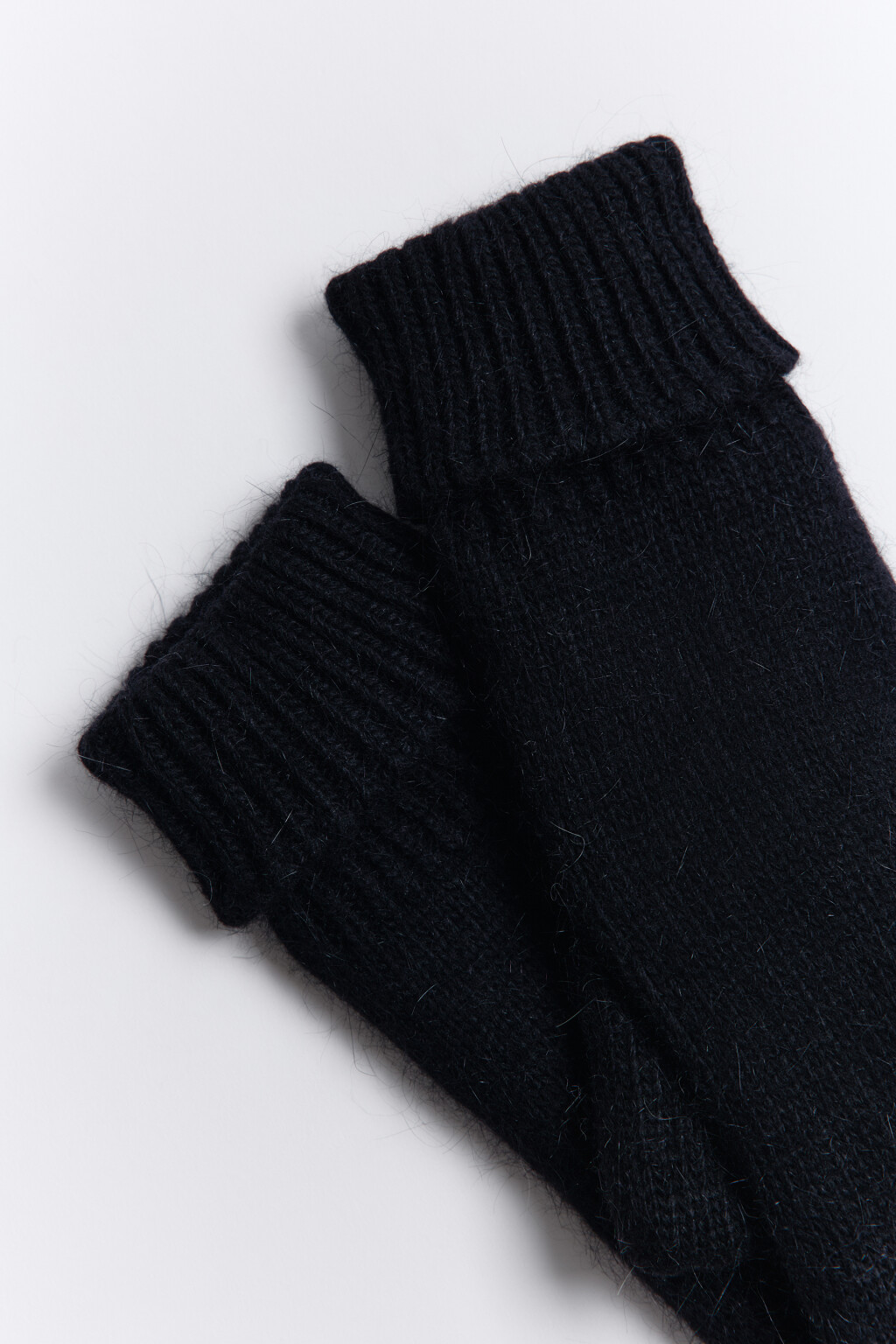 Варежки вязаные с ангорской шерстью - цвет черный - 3