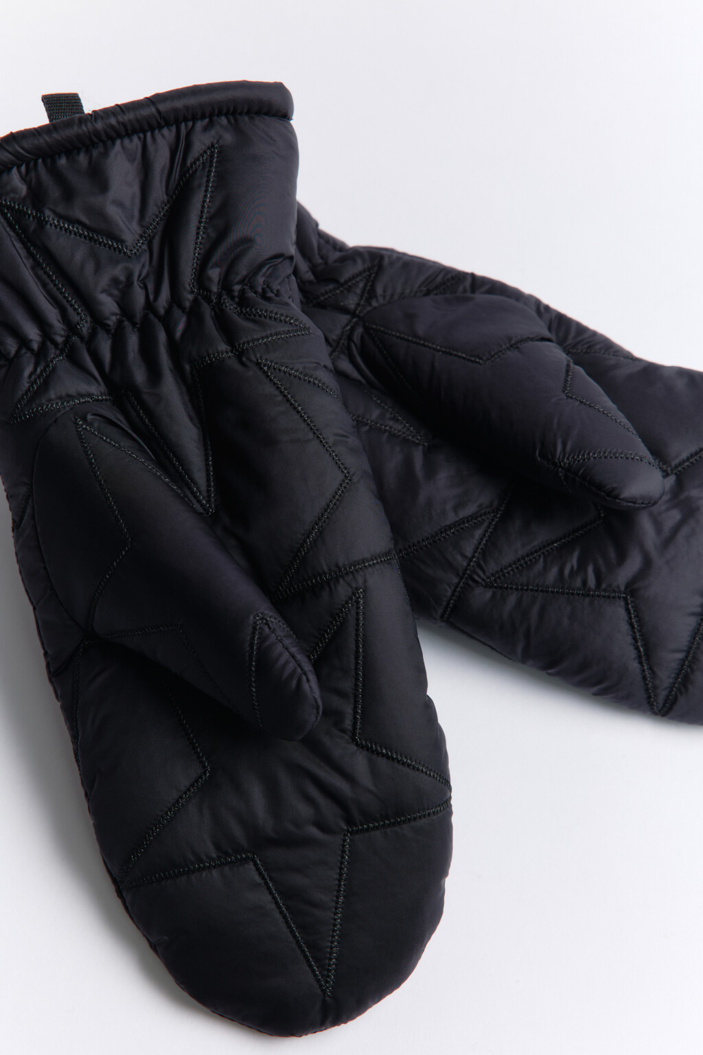 Рукавицы утепленные со стежкой-звездами - цвет черный - 2