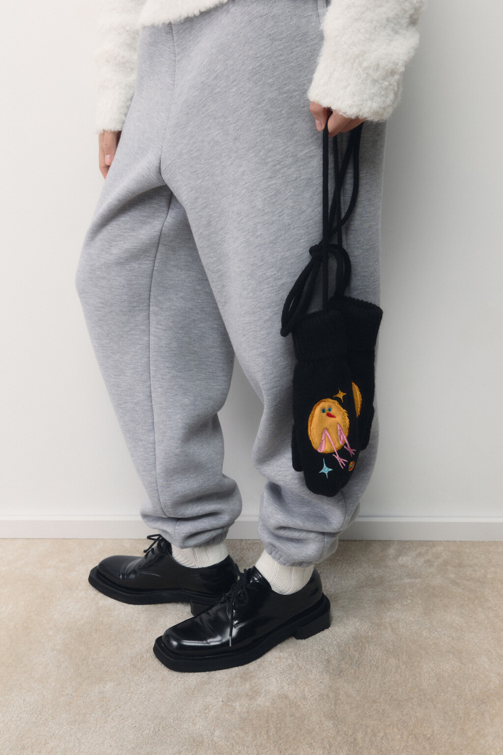 Варежки вязаные с объемным патчем - цвет черный - 4