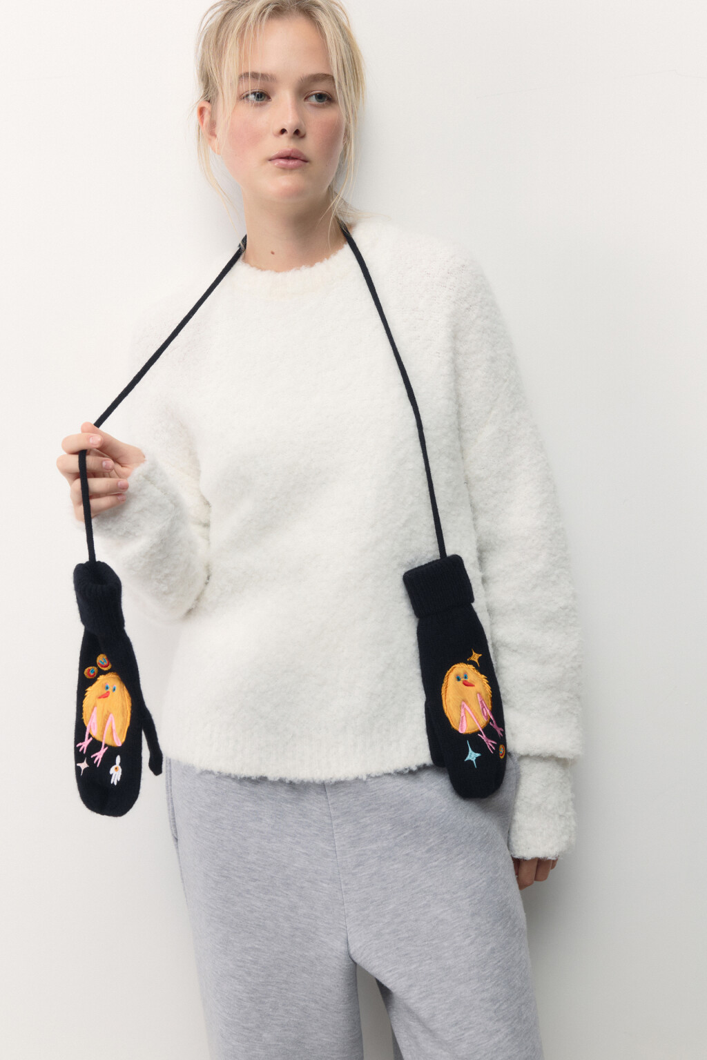 Варежки вязаные с объемным патчем - цвет черный - 5