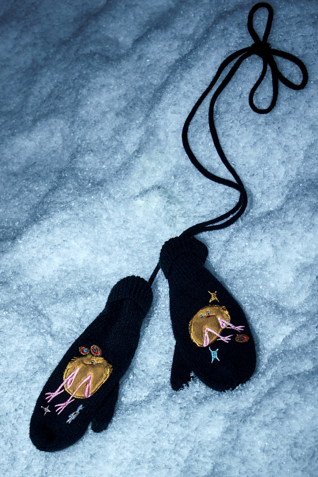 Варежки вязаные с объемным патчем - цвет черный - 3