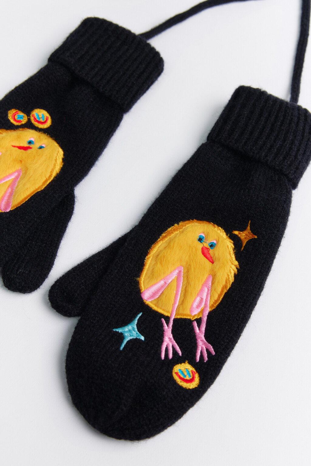 Варежки вязаные с объемным патчем - цвет черный - 2