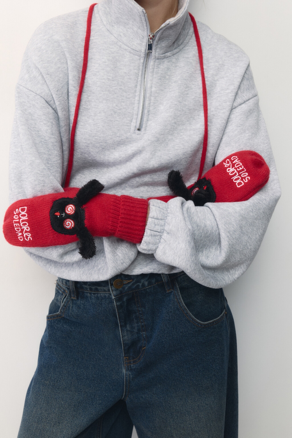 Варежки вязаные с объемным патчем - цвет красный - 4