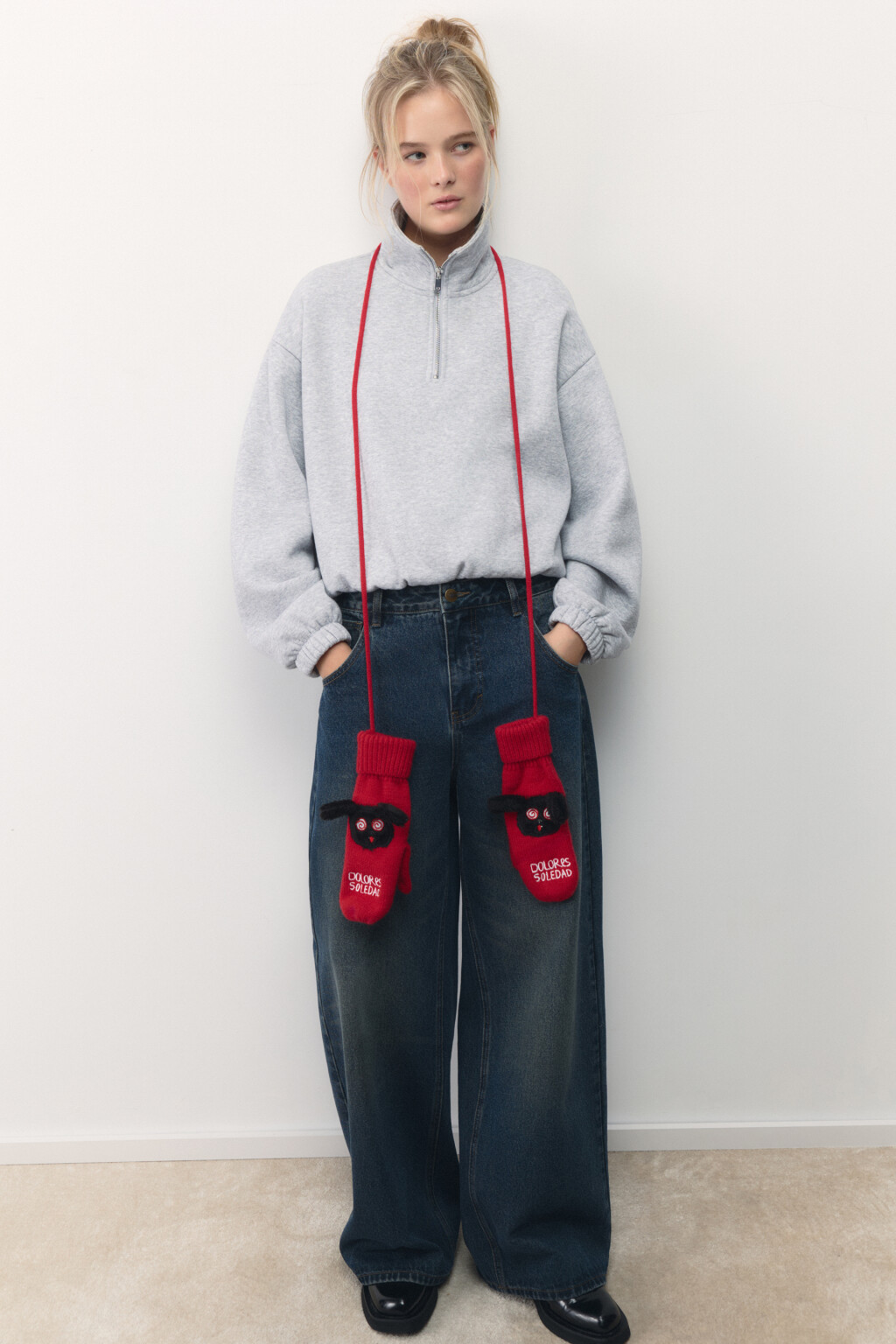 Варежки вязаные с объемным патчем - цвет красный - 5