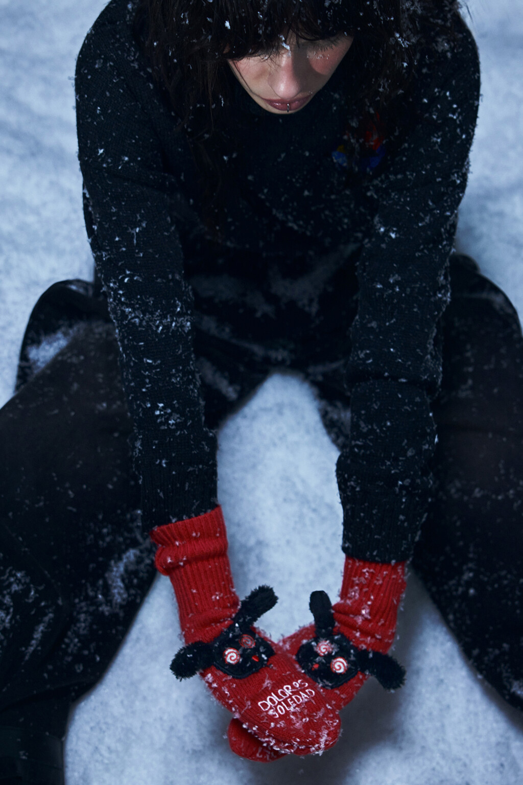 Варежки вязаные с объемным патчем - цвет красный - 3