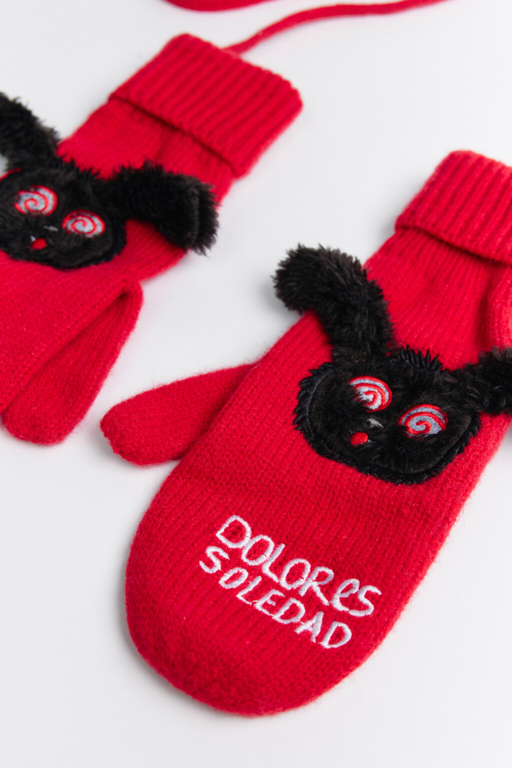 Варежки вязаные с объемным патчем - цвет красный - 2