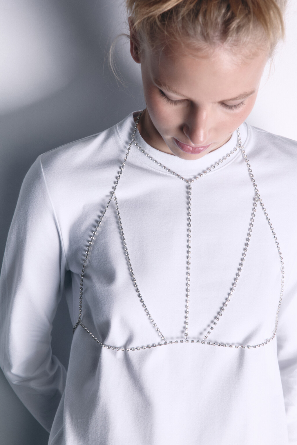 Цепочка-бодичейн серебристая со стразами - цвет серый - 1