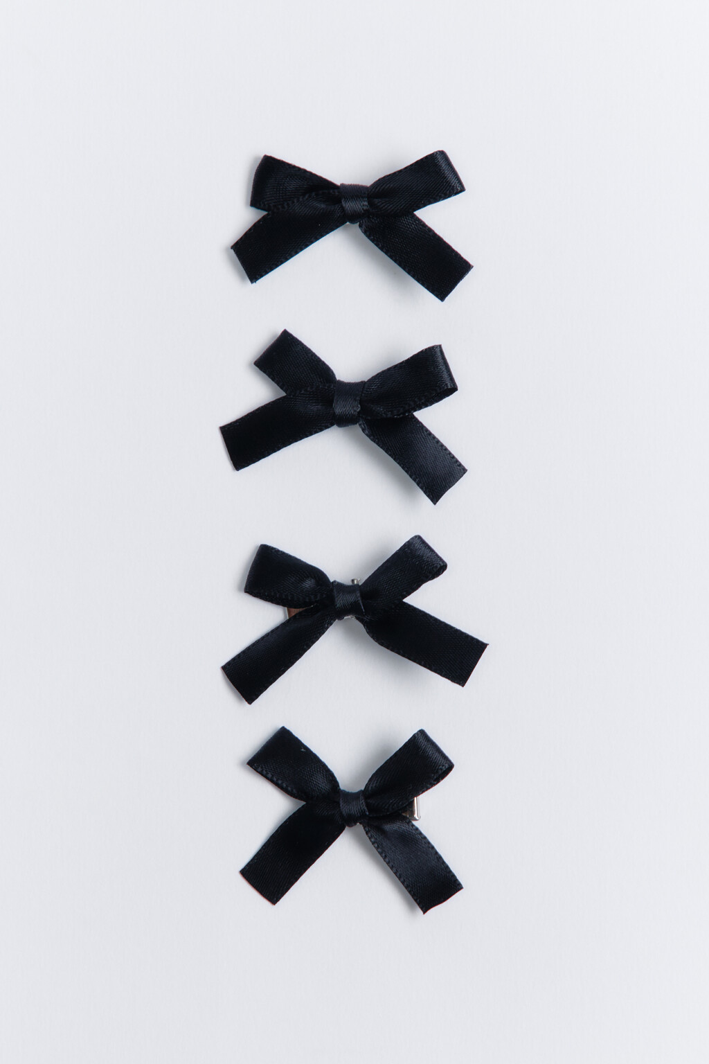 Набор заколок с атласными бантиками (4 штуки) - цвет черный - 1
