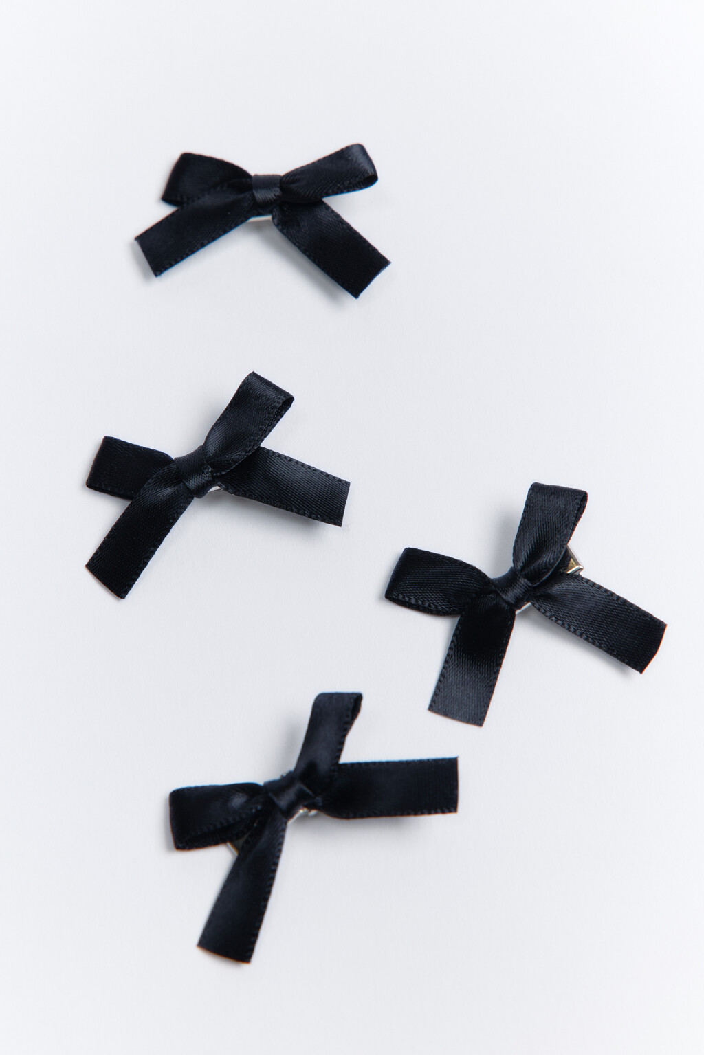 Набор заколок с атласными бантиками (4 штуки) - цвет черный - 2