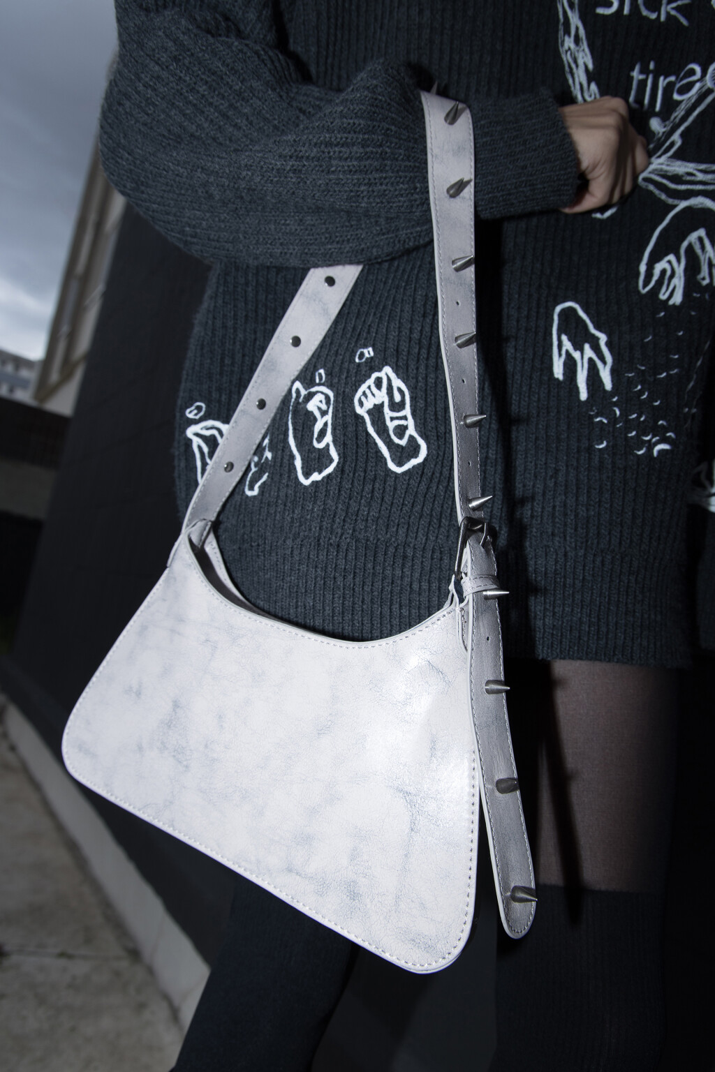 Сумка на плечо с шипами на ремешке - цвет серый - 5