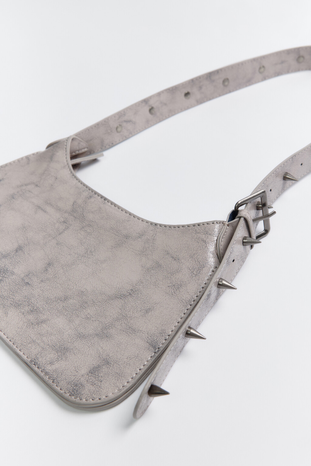 Сумка на плечо с шипами на ремешке - цвет серый - 3