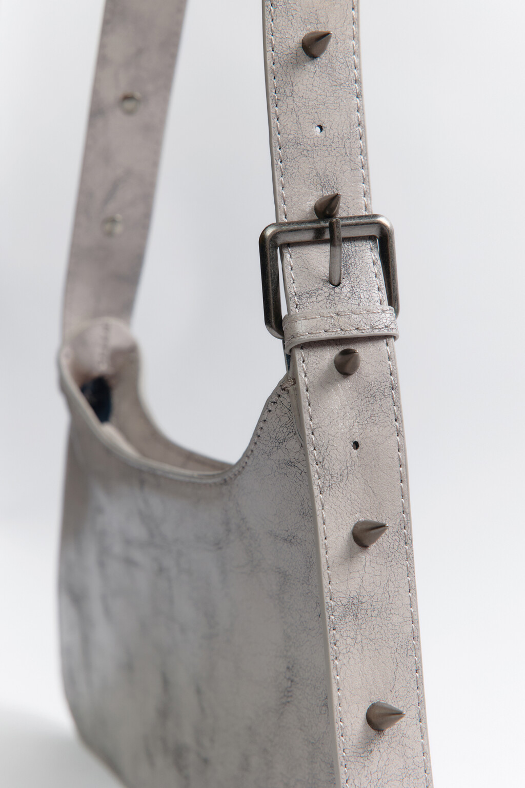 Сумка на плечо с шипами на ремешке - цвет серый - 4