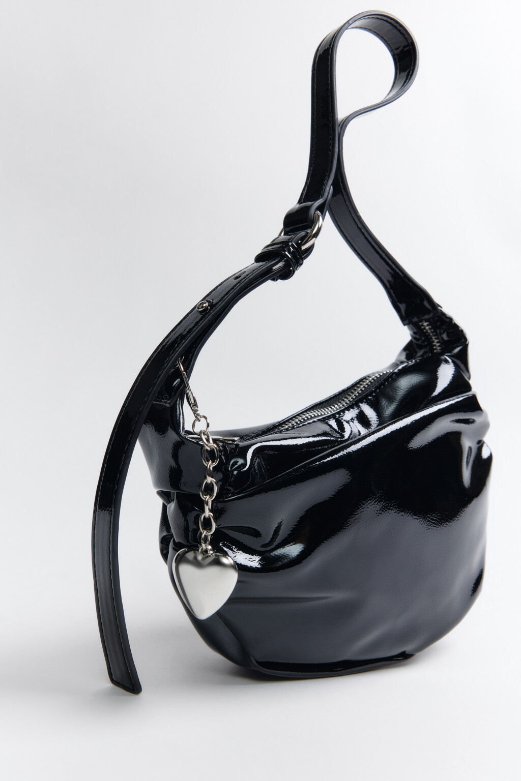 Сумка-багет лакированная с подвеской - цвет черный - 1