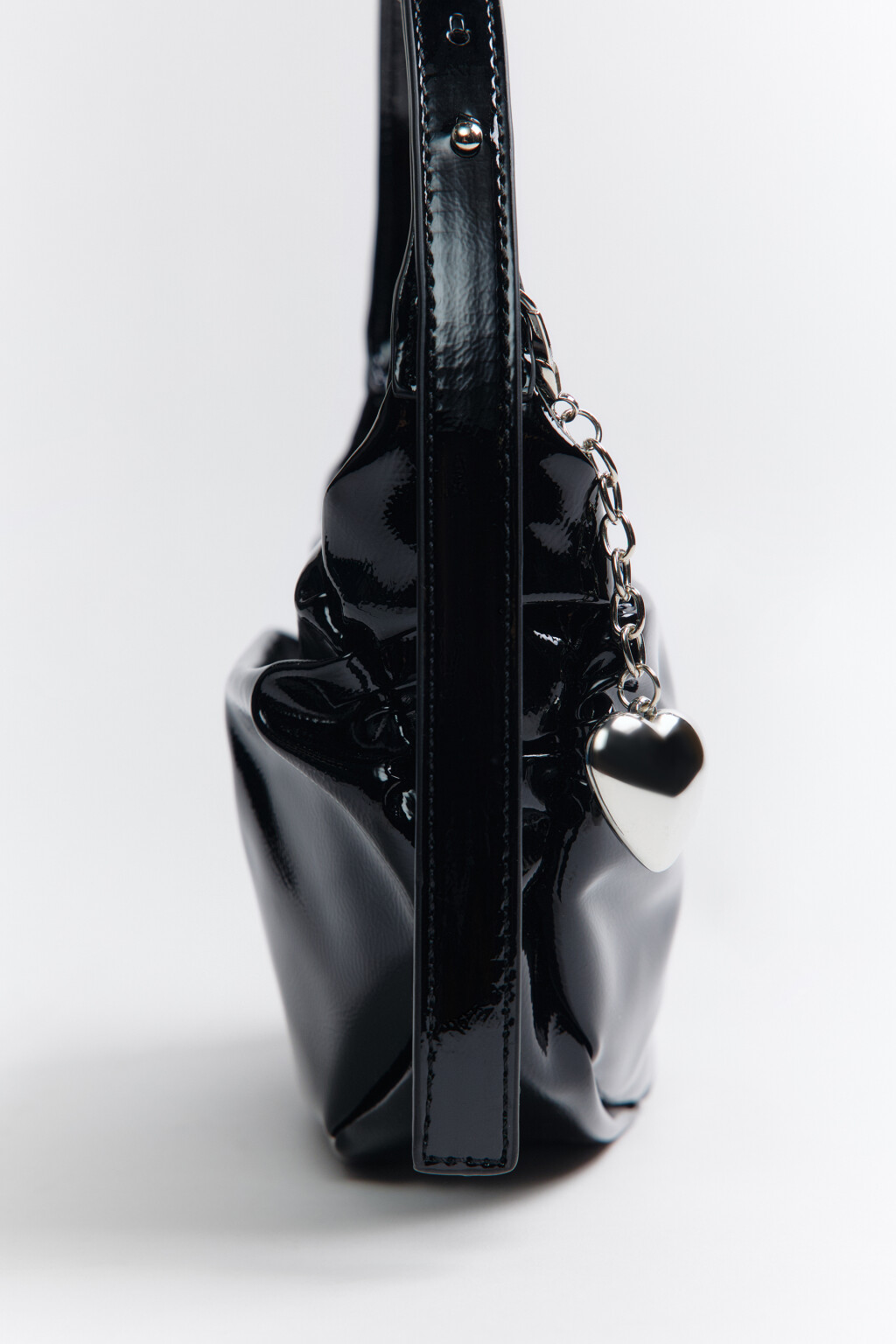 Сумка-багет лакированная с подвеской - цвет черный - 4