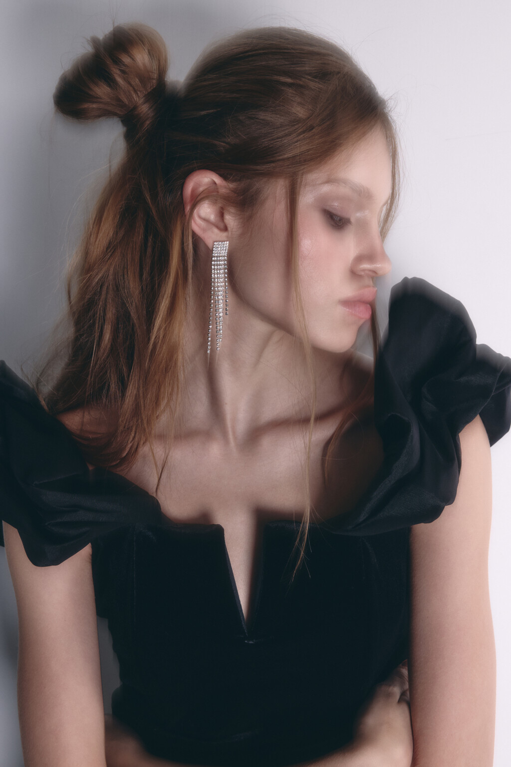 Серьги длинные серебристые из страз - цвет серый - 2