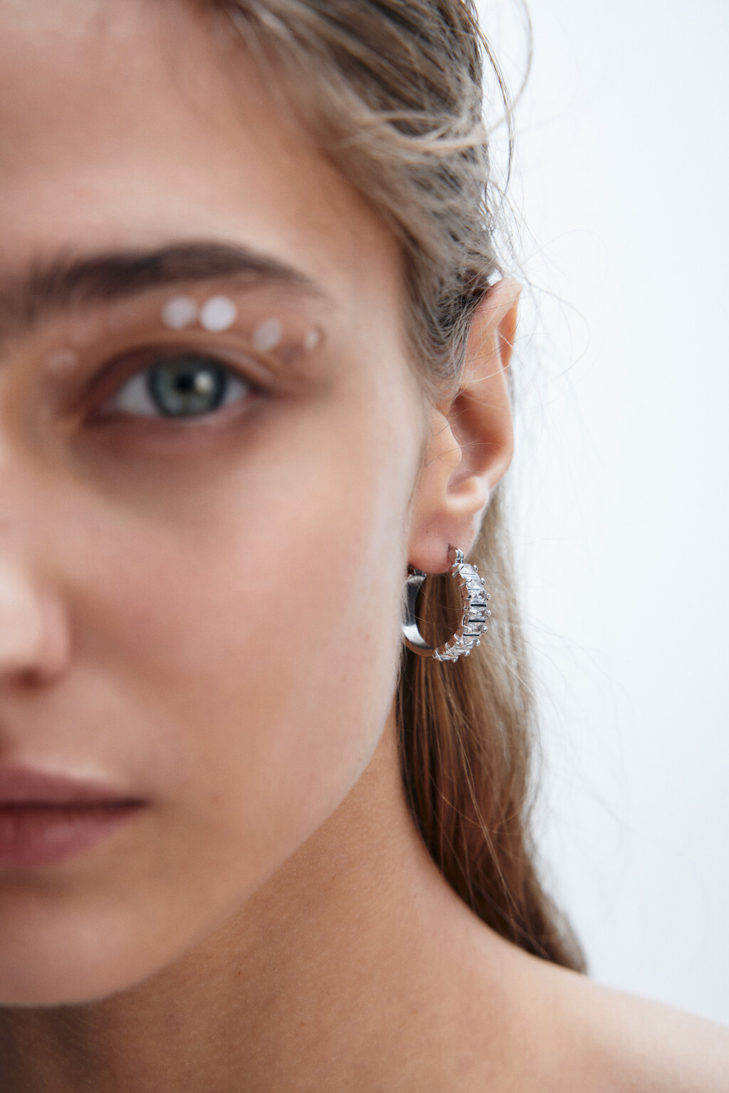 Серьги с кристаллами и английской застежкой - цвет серый - 1