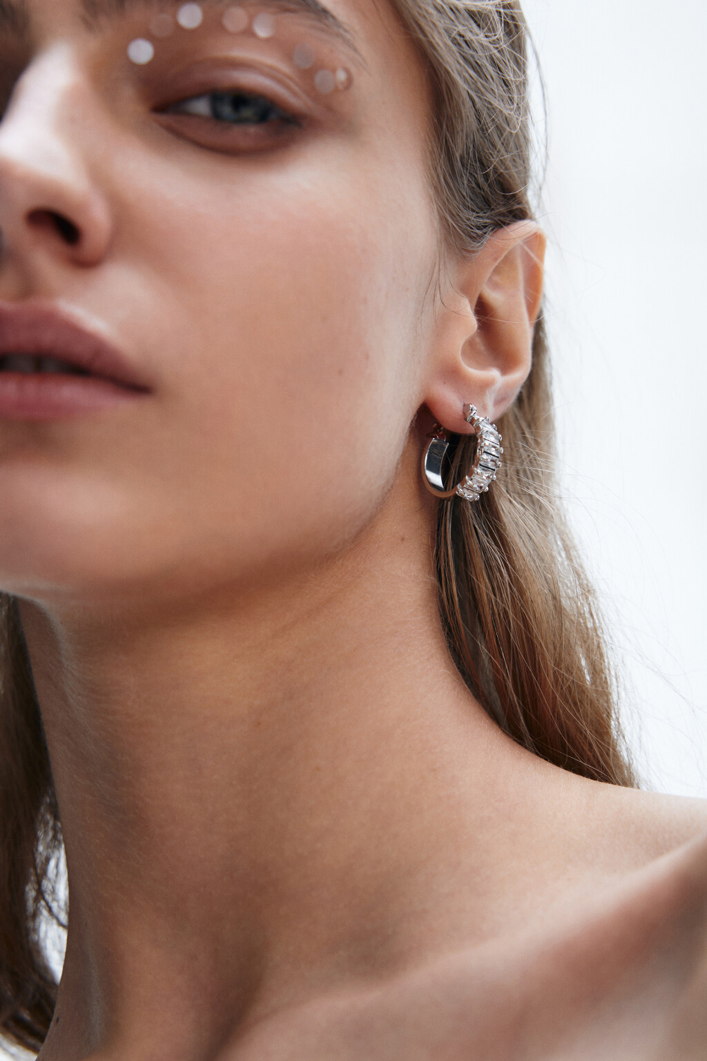 Серьги с кристаллами и английской застежкой - цвет серый - 2