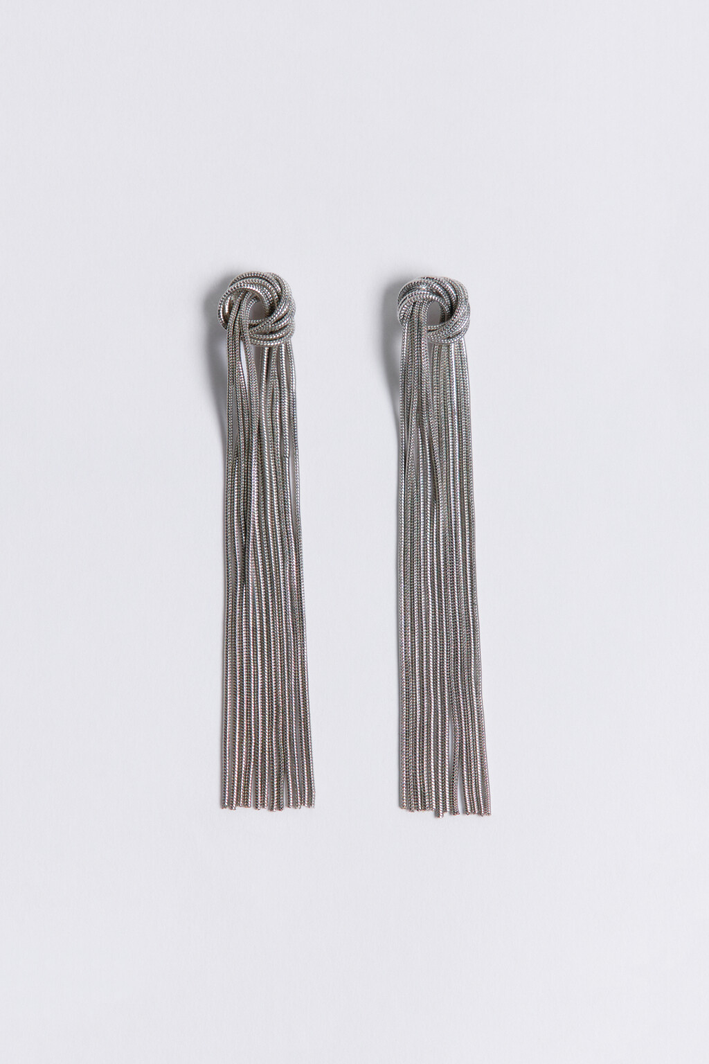 Серьги длинные серебристые с узлом - цвет серый - 1