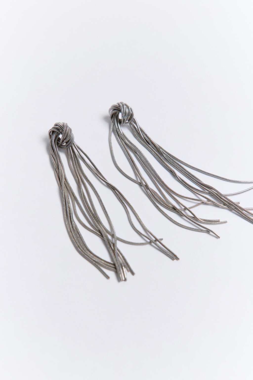 Серьги длинные серебристые с узлом - цвет серый - 2
