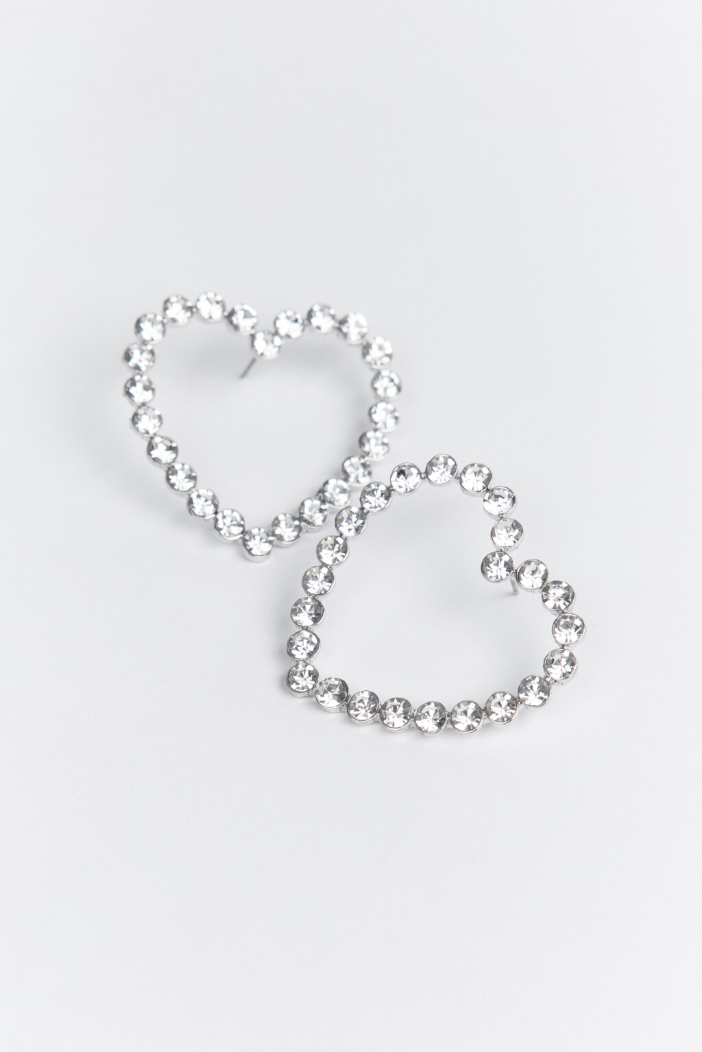 Серьги-гвоздики в виде сердец со стразами - цвет серый - 2