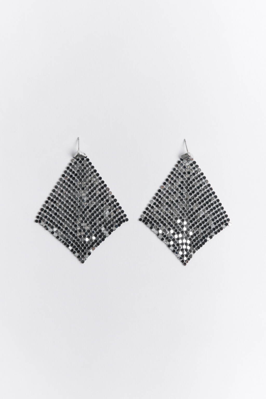 Серьги серебристые с металлическим декором - цвет серый - 1